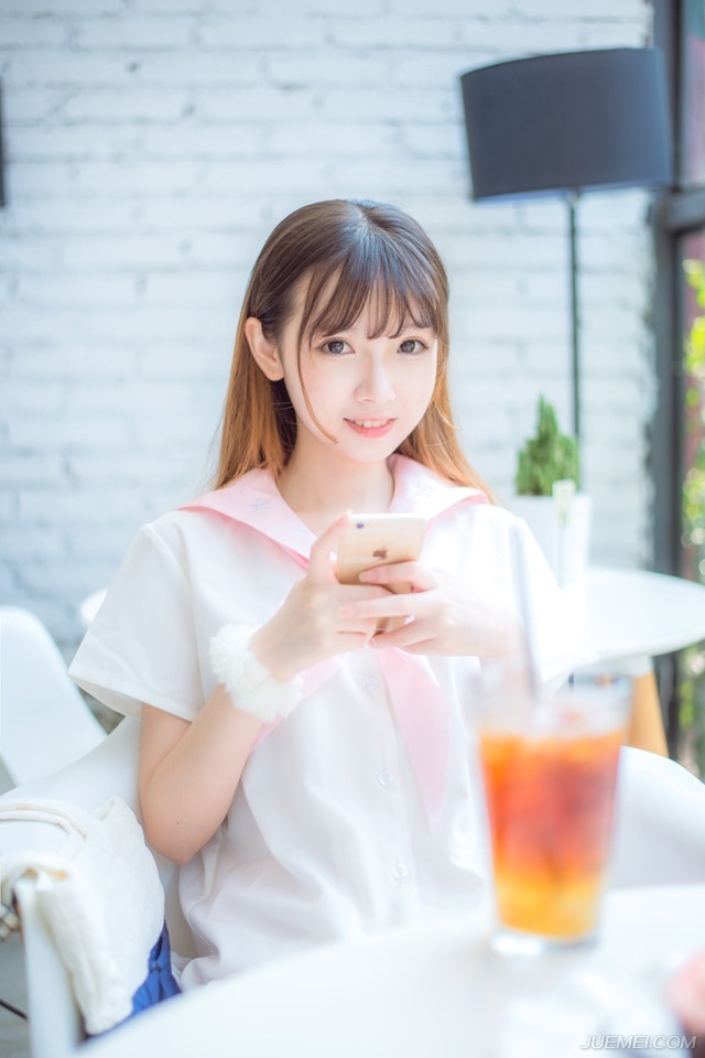 真正的朋友并不是大鱼大肉的饭桌上跟你喝酒说“感情深一口闷”的人，而是哪怕粗茶淡饭也能与你喝茶下饭的那个人。对你好的人不是喝酒之后鼓励怂恿你干冲动之事的人，而是当你失控时能够冷静而正确帮你控制情绪，防止你走入歧途的那个人。